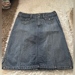 Vintage y2k
SILVER Jeans Co Denim knee length jean skirt 28 1026 D1